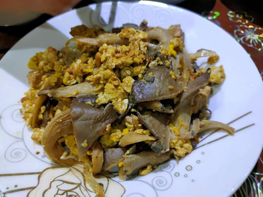 今天的午饭，蘑菇炒鸡蛋，茄子炒肉、菠菜粉丝……1894 作者:夜的第七章 帖子ID:108588 