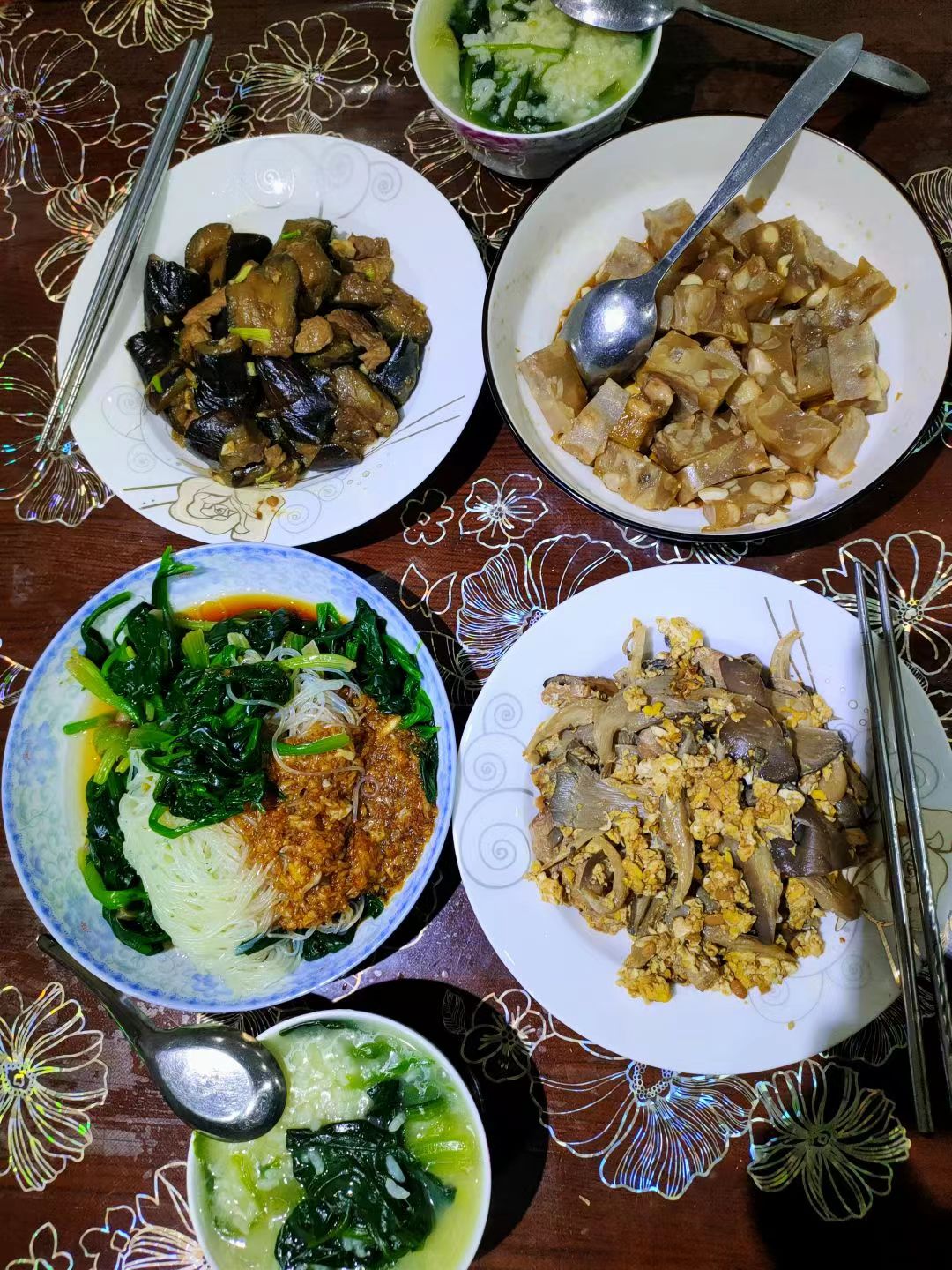 今天的午饭，蘑菇炒鸡蛋，茄子炒肉、菠菜粉丝……4970 作者:夜的第七章 帖子ID:108588 