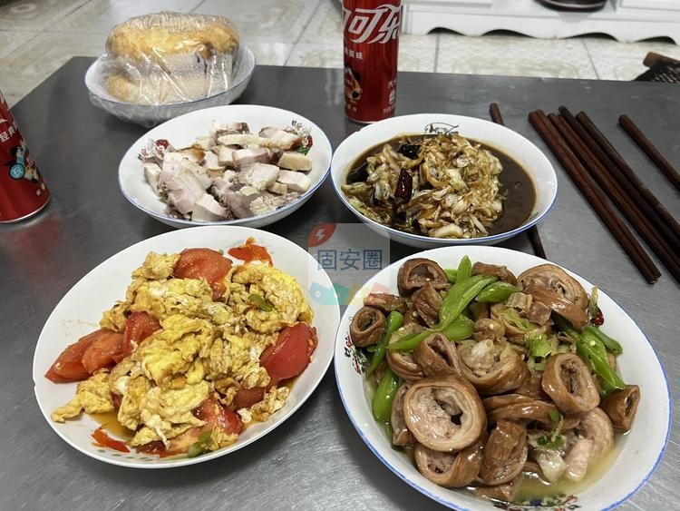 回家吃饭啦！来看看我妈做的大烧饼，配上四个菜杠杠的！6441 作者:皮卡丘少女 帖子ID:141570 