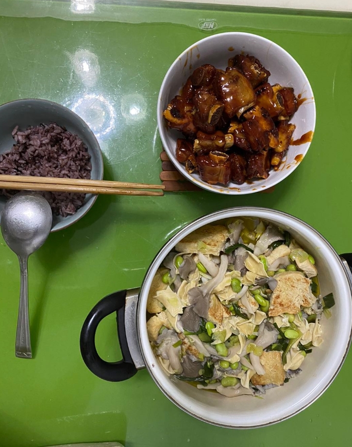 午饭吃排骨，平菇豆腐煲！今天手感好，排骨出锅的时候都拉丝了很诱人1775 作者:元气少女缘结神 帖子ID:259303 午饭,排骨,平菇,豆腐,豆腐煲