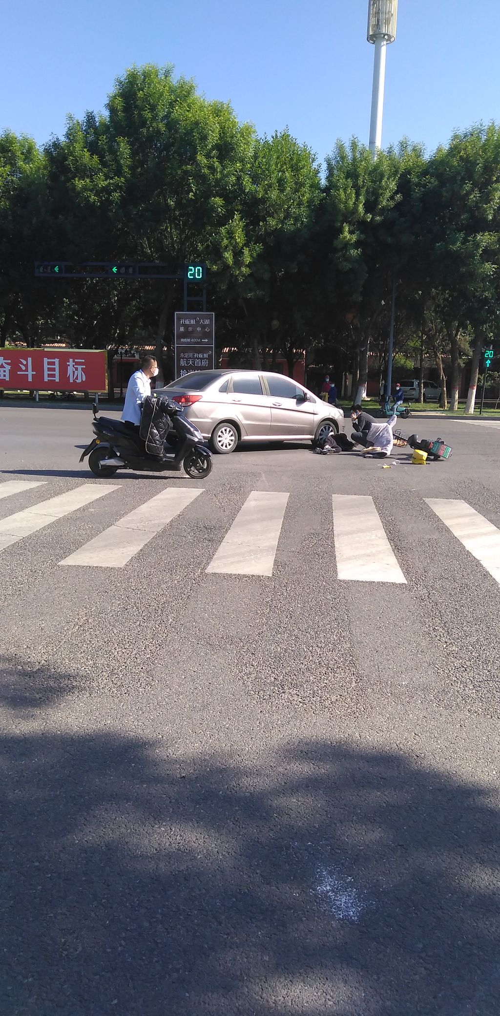 刚刚发生：八中附近发生一起车祸，骑电动车到地不起，大家一定要注意安全……6986 作者:智慧灯 帖子ID:80310 刚刚,发生,八中,附近,一起