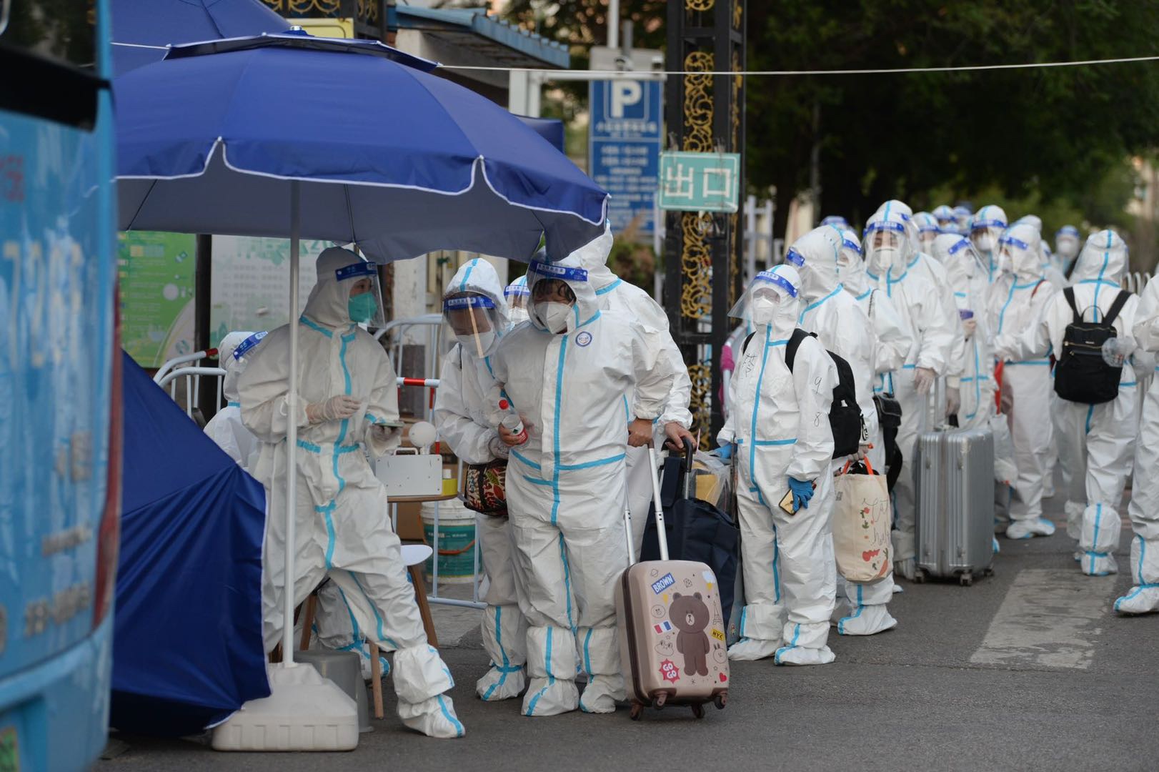 北京朝阳南新园近5000名居民集中转运隔离，记者探访现场8717 作者:快乐我做主 帖子ID:83090 