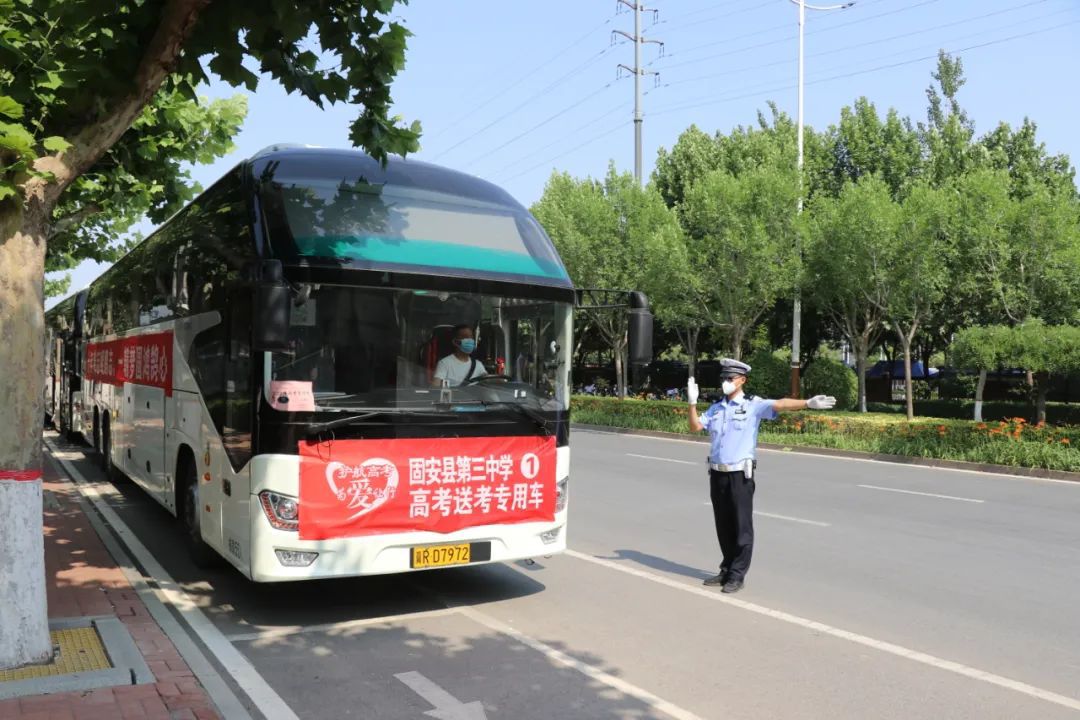 你的考场 我全力守护 固安交警为考生保驾护航  护航高考 交警同行1594 作者:峰华花园 帖子ID:89219 你的,考场,全力,守护,固安