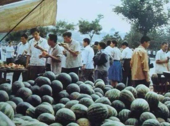 一组河北人夏天吃饭的老照片！刷爆朋友圈7896 作者:峰华花园 帖子ID:105628 河北,夏天,吃饭,老照片,朋友