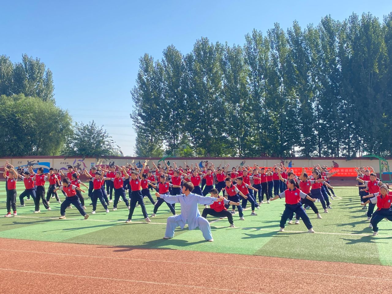 传统武术进校园，弘扬传统文化，多图看看固安小学学习武术现场>>9372 作者:峰华花园 帖子ID:248746 固安,传统,传统武术,校园,弘扬